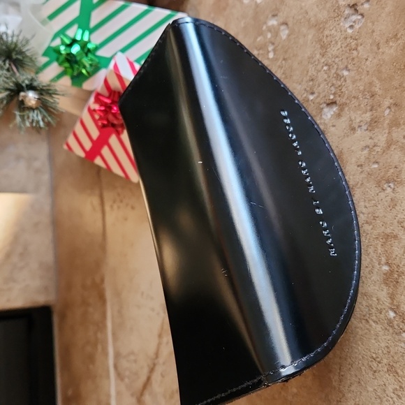 Marc by Marc Jacobs black hard shell eyeglass/sunglasses holder - Picture 2 of 11